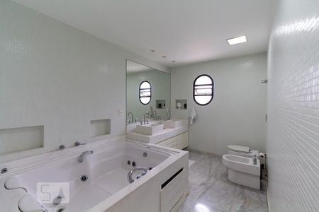 Apartamento à venda com 220m², 3 quartos e 3 vagasBanheiro da suíte 1