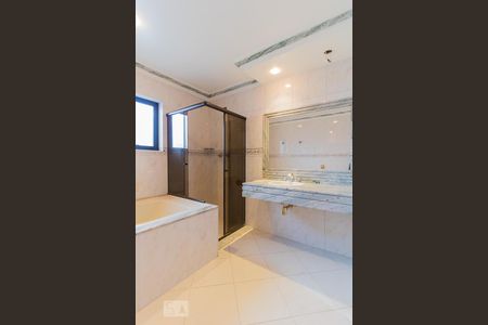 Casa à venda com 198m², 3 quartos e 4 vagas Casa à venda com 198m², 3 quartos e 4 vagasBanheiro da Suíte