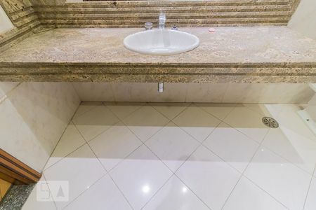 Casa à venda com 198m², 3 quartos e 4 vagas Casa à venda com 198m², 3 quartos e 4 vagasDetalhe banheiro