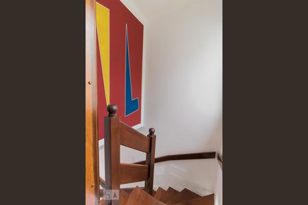 Casa à venda com 198m², 3 quartos e 4 vagas Casa à venda com 198m², 3 quartos e 4 vagasEscada