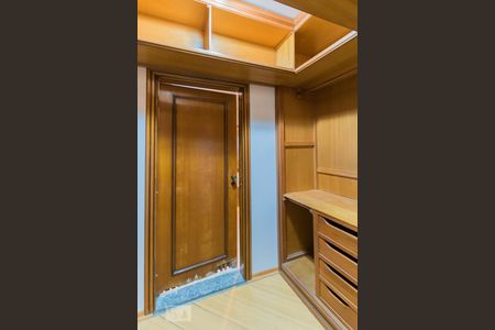 Casa à venda com 198m², 3 quartos e 4 vagas Casa à venda com 198m², 3 quartos e 4 vagasCloset da Suíte