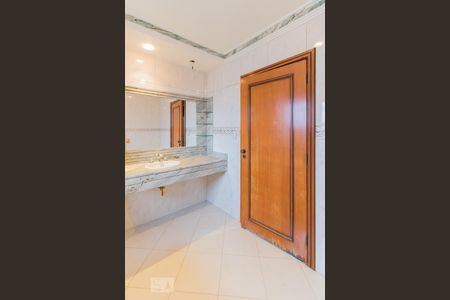 Casa à venda com 198m², 3 quartos e 4 vagas Casa à venda com 198m², 3 quartos e 4 vagasBanheiro da Suíte