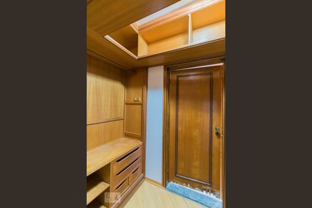 Casa à venda com 198m², 3 quartos e 4 vagas Casa à venda com 198m², 3 quartos e 4 vagasCloset da Suíte