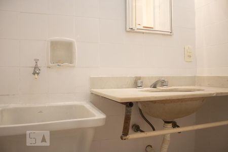 Banheiro de kitnet/studio para alugar com 1 quarto, 40m² em Centro, Rio de Janeiro