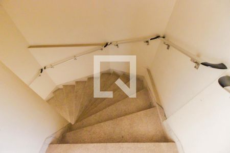 Apartamento à venda com 70m², 2 quartos e 1 vaga Apartamento à venda com 70m², 2 quartos e 1 vagaEscada