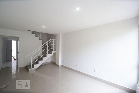 Sala de casa de condomínio para alugar com 2 quartos, 80m² em Vargem Grande, Rio de Janeiro