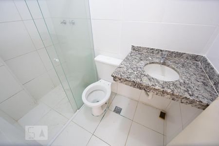 Banheiro de casa de condomínio para alugar com 2 quartos, 80m² em Vargem Grande, Rio de Janeiro