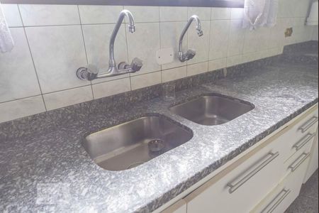 Casa à venda com 220m², 3 quartos e 4 vagas Casa à venda com 220m², 3 quartos e 4 vagasPias