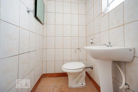 Banheiro de casa de condomínio para alugar com 1 quarto, 40m² em Vila Paulo Silas, São Paulo