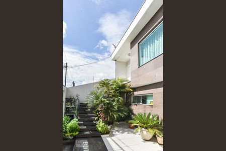 Casa à venda com 400m², 3 quartos e 8 vagasFachada