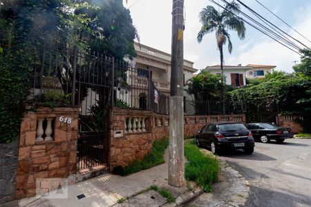 Casa à venda com 440m², 4 quartos e 7 vagas Casa à venda com 440m², 4 quartos e 7 vagasFachada