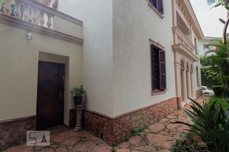 Casa à venda com 440m², 4 quartos e 7 vagas Casa à venda com 440m², 4 quartos e 7 vagasFachada