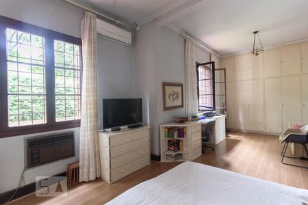 Casa à venda com 440m², 4 quartos e 7 vagas Casa à venda com 440m², 4 quartos e 7 vagasSuíte