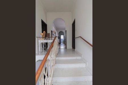 Casa à venda com 440m², 4 quartos e 7 vagas Casa à venda com 440m², 4 quartos e 7 vagasEscada