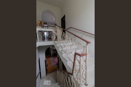 Casa à venda com 440m², 4 quartos e 7 vagas Casa à venda com 440m², 4 quartos e 7 vagasEscada