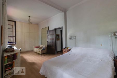 Casa à venda com 440m², 4 quartos e 7 vagas Casa à venda com 440m², 4 quartos e 7 vagasSuíte