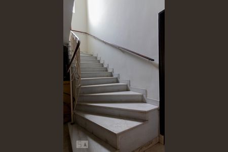 Casa à venda com 440m², 4 quartos e 7 vagas Casa à venda com 440m², 4 quartos e 7 vagasEscada