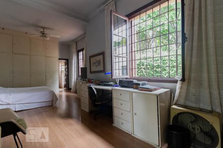 Casa à venda com 440m², 4 quartos e 7 vagas Casa à venda com 440m², 4 quartos e 7 vagasSuíte