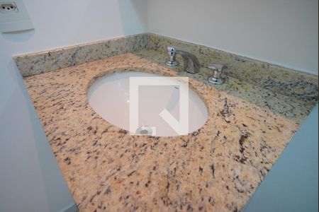 Banheiro da Suíte de apartamento à venda com 3 quartos, 80m² em Passo da Areia, Porto Alegre