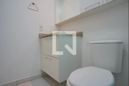 Banheiro da Suíte de apartamento à venda com 3 quartos, 80m² em Passo da Areia, Porto Alegre