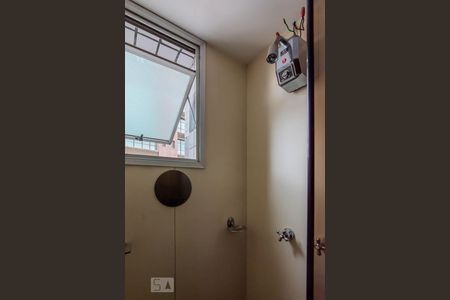 Chuveiro Banheiro Social de apartamento para alugar com 3 quartos, 200m² em Santo Antônio, Belo Horizonte