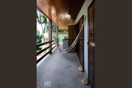 Casa à venda com 250m², 4 quartos e 2 vagas Casa à venda com 250m², 4 quartos e 2 vagasVaranda no 2º pavimento