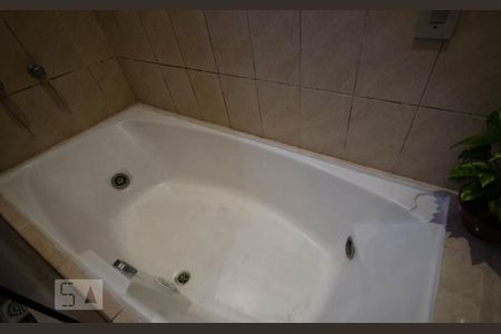 Casa à venda com 250m², 4 quartos e 2 vagas Casa à venda com 250m², 4 quartos e 2 vagasBanheira do Banheiro no 2º pavimento