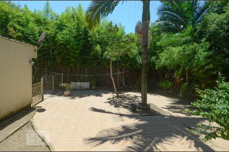 Casa à venda com 100m², 3 quartos e 5 vagas Casa à venda com 100m², 3 quartos e 5 vagasPátio