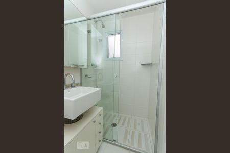 Banheiro de apartamento para alugar com 2 quartos, 50m² em Parque Imperial, São Paulo