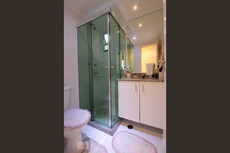 Banheiro de apartamento à venda com 3 quartos, 65m² em Vila Vitório Mazzei, São Paulo