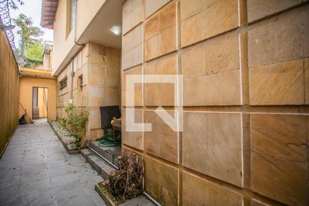 Casa à venda com 275m², 4 quartos e 3 vagas Casa à venda com 275m², 4 quartos e 3 vagasCorredor externo