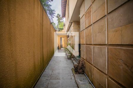 Casa à venda com 275m², 4 quartos e 3 vagas Casa à venda com 275m², 4 quartos e 3 vagasCorredor externo