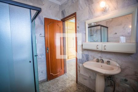 Casa à venda com 275m², 4 quartos e 3 vagas Casa à venda com 275m², 4 quartos e 3 vagasBanheiro Suíte