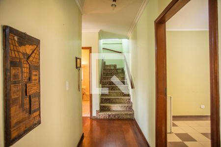 Casa à venda com 275m², 4 quartos e 3 vagas Casa à venda com 275m², 4 quartos e 3 vagasCorredor - Escada