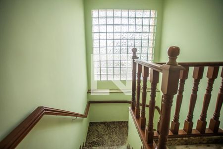 Casa à venda com 275m², 4 quartos e 3 vagas Casa à venda com 275m², 4 quartos e 3 vagasEscada