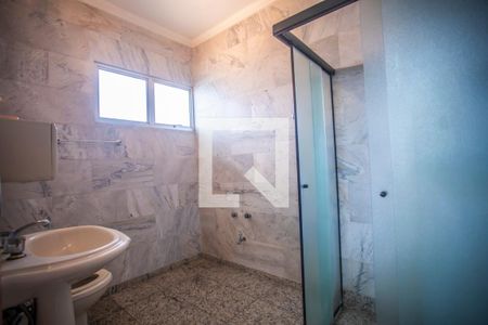 Casa à venda com 275m², 4 quartos e 3 vagas Casa à venda com 275m², 4 quartos e 3 vagasBanheiro Suíte