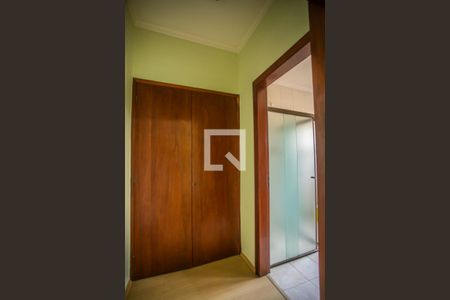 Casa à venda com 275m², 4 quartos e 3 vagas Casa à venda com 275m², 4 quartos e 3 vagasCorredor - Banheiro Suíte