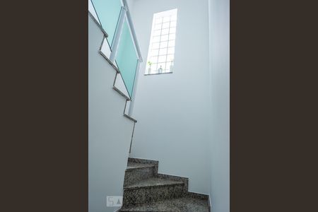 Casa à venda com 140m², 3 quartos e 4 vagasEscadas de acesso para os quartos