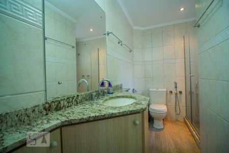 Casa de condomínio à venda com 220m², 4 quartos e 2 vagas Casa de condomínio à venda com 220m², 4 quartos e 2 vagas2º piso - Banheiro do corredor