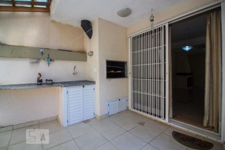 1º piso - Área externa com churrasqueira de casa de condomínio à venda com 4 quartos, 220m² em Chácara das Pedras, Porto Alegre