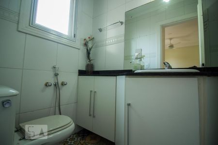 Casa de condomínio à venda com 220m², 4 quartos e 2 vagas Casa de condomínio à venda com 220m², 4 quartos e 2 vagas2º piso - Banheiro da Suíte