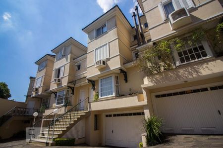 Casa de condomínio à venda com 220m², 4 quartos e 2 vagas Casa de condomínio à venda com 220m², 4 quartos e 2 vagasFachada da casa