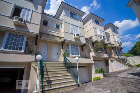 Casa de condomínio à venda com 220m², 4 quartos e 2 vagas Casa de condomínio à venda com 220m², 4 quartos e 2 vagasFachada da casa