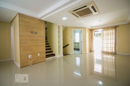 1º piso - Sala de casa de condomínio à venda com 4 quartos, 220m² em Chácara das Pedras, Porto Alegre