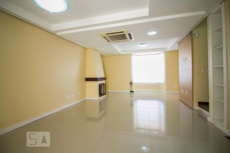 1º piso - Sala de casa de condomínio à venda com 4 quartos, 220m² em Chácara das Pedras, Porto Alegre