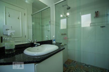 Casa de condomínio à venda com 220m², 4 quartos e 2 vagas Casa de condomínio à venda com 220m², 4 quartos e 2 vagas2º piso - Banheiro da Suíte