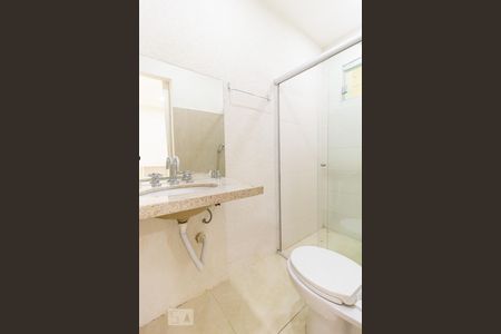 banheiro da Suíte 01 de casa de condomínio para alugar com 2 quartos, 130m² em Setor de Mansões Lago Norte, Brasília