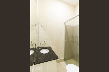 banheiro da Suíte 02 de casa de condomínio para alugar com 2 quartos, 130m² em Setor de Mansões Lago Norte, Brasília