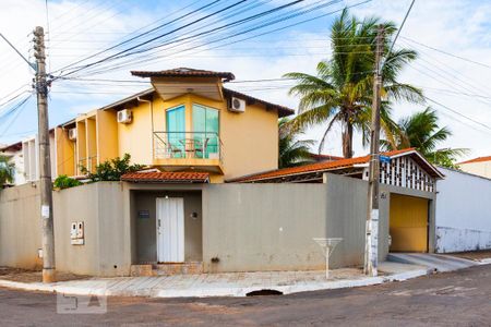 Casa à venda com 160m², 3 quartos e 3 vagas Casa à venda com 160m², 3 quartos e 3 vagasFachada