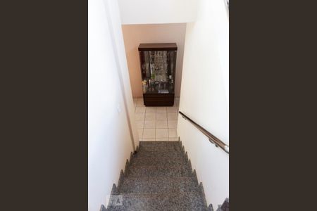 Casa à venda com 160m², 3 quartos e 3 vagas Casa à venda com 160m², 3 quartos e 3 vagasEscada